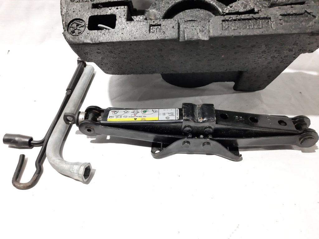 Passat s Вставка колеса запасного (пінопласт) Volkswagen Passat S 2012-2019 561012115A Volkswagen Passat S 12