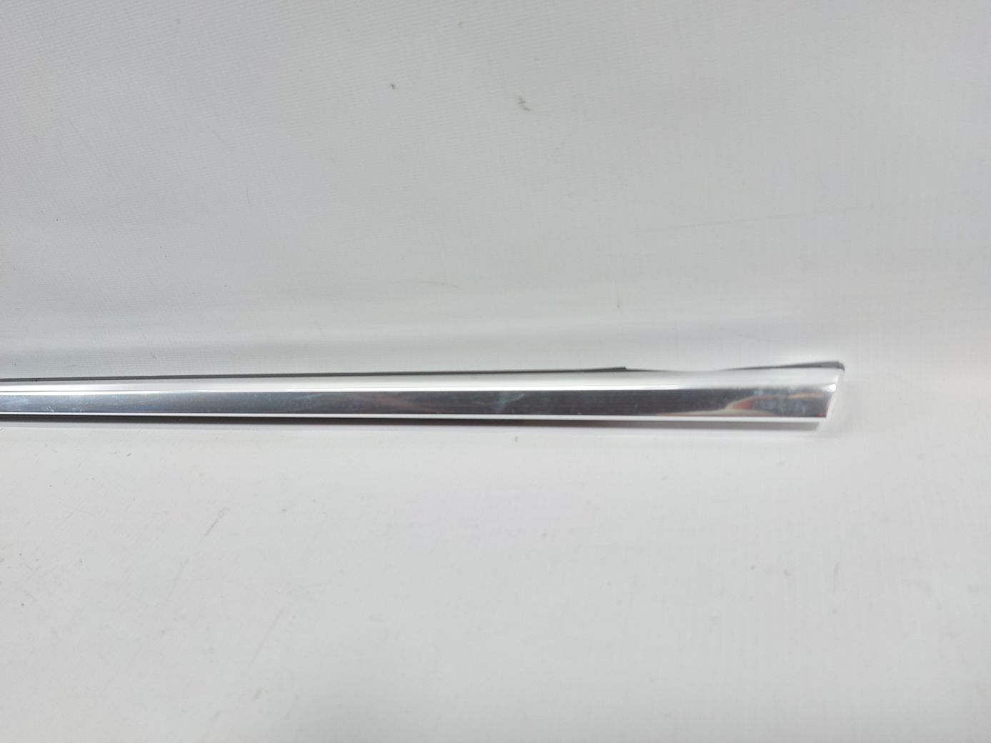 Ats Ущільнювальна гумка скла двері передньої лівої зовнішня (хром) Cadillac ATS 2013-2018 22970641 Cadillac ATS 2