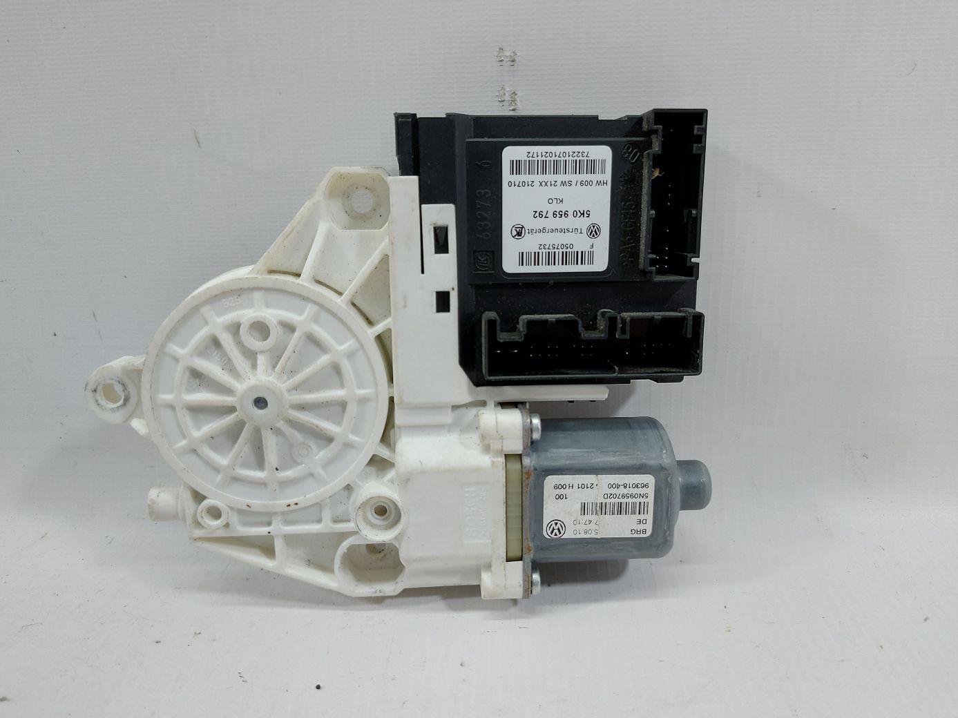 Tiguan Моторчик стеклоподъёмника двери передней правой Volkswagen Tiguan 2012-2018 5N0959702JZ03 Volkswagen Tiguan 2
