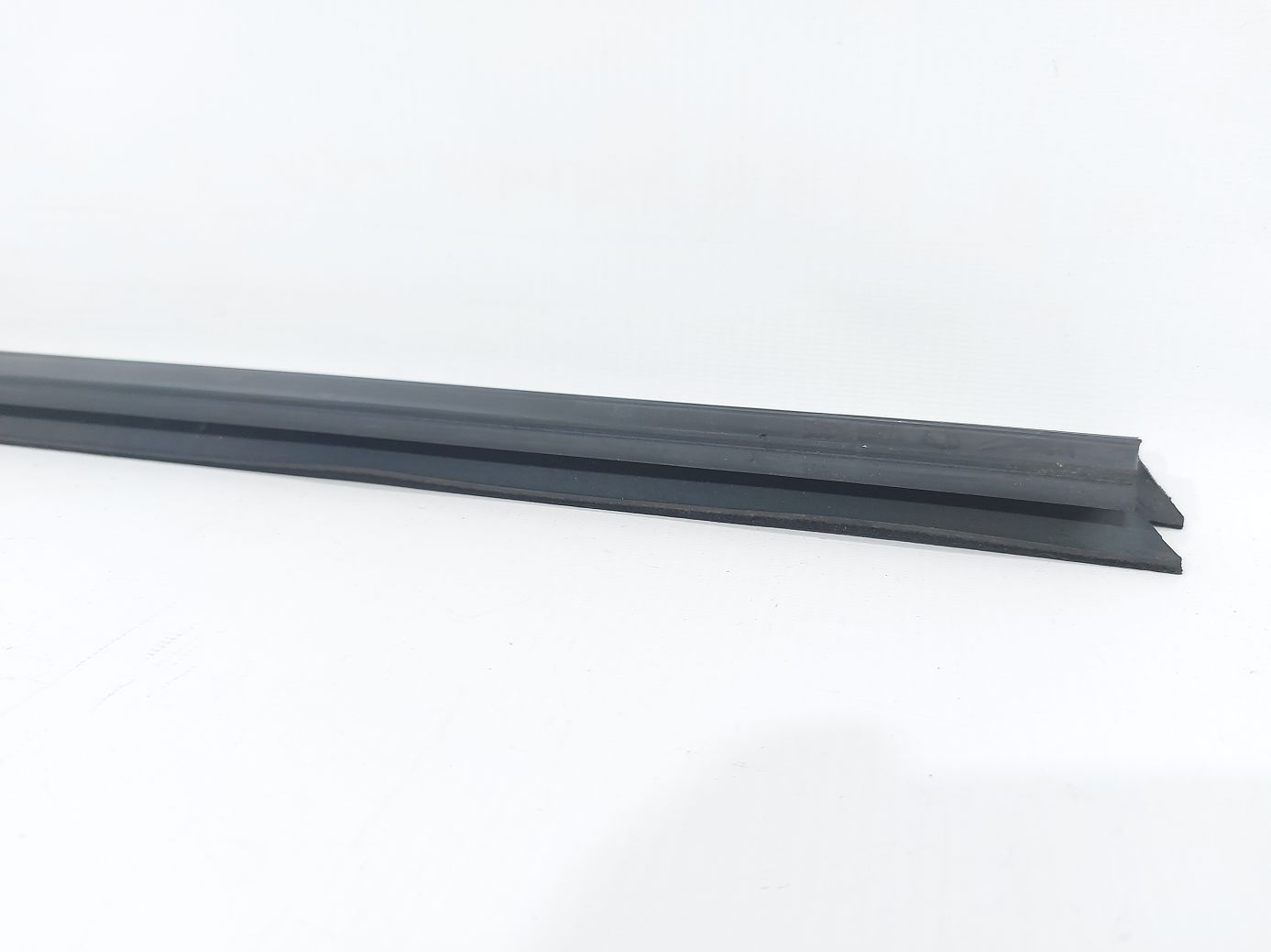 Focus Уплотнительная резинка стекла двери передней правой внутренняя Ford Focus 2012-2015 DM5Z5821456A Ford Focus 2