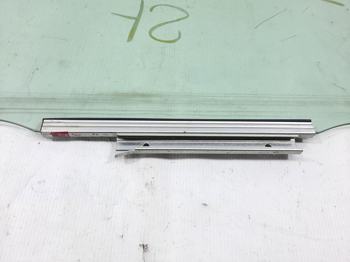 Prius Скло дверей задньої правої Toyota Prius 2012-2019 6813052370 Toyota Prius 2