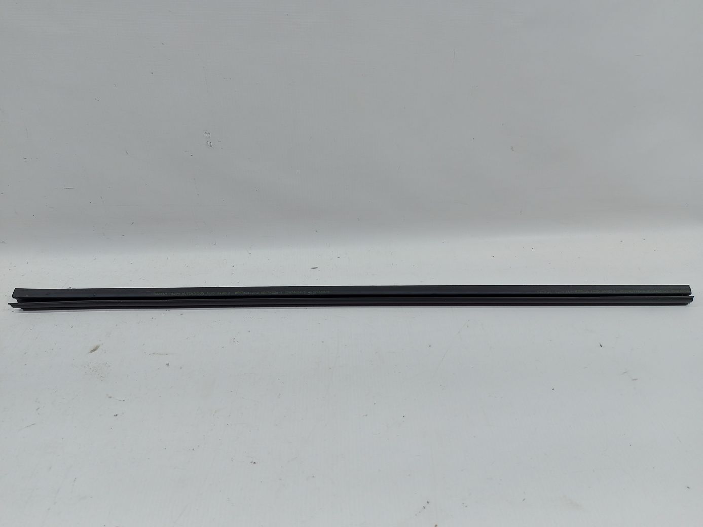 Compass Ущільнювальна гумка скла двері передньої лівої внутрішня Jeep Compass 2007-2017 5074655AD Jeep Compass 2