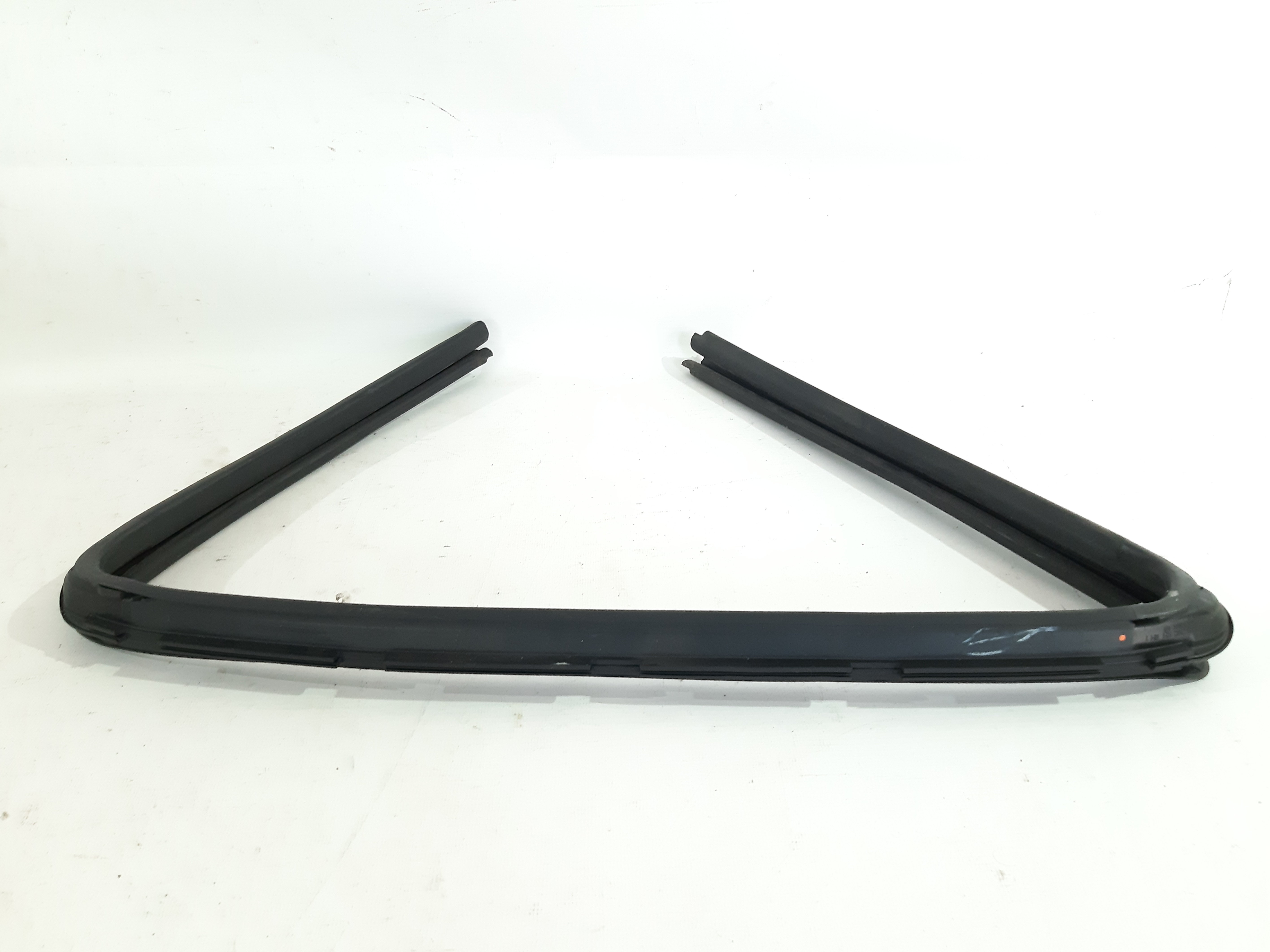 Versa note Уплотнитель стекла двери задней правой Nissan Versa Note 2014-2019 823303WC0A Nissan Versa Note 4