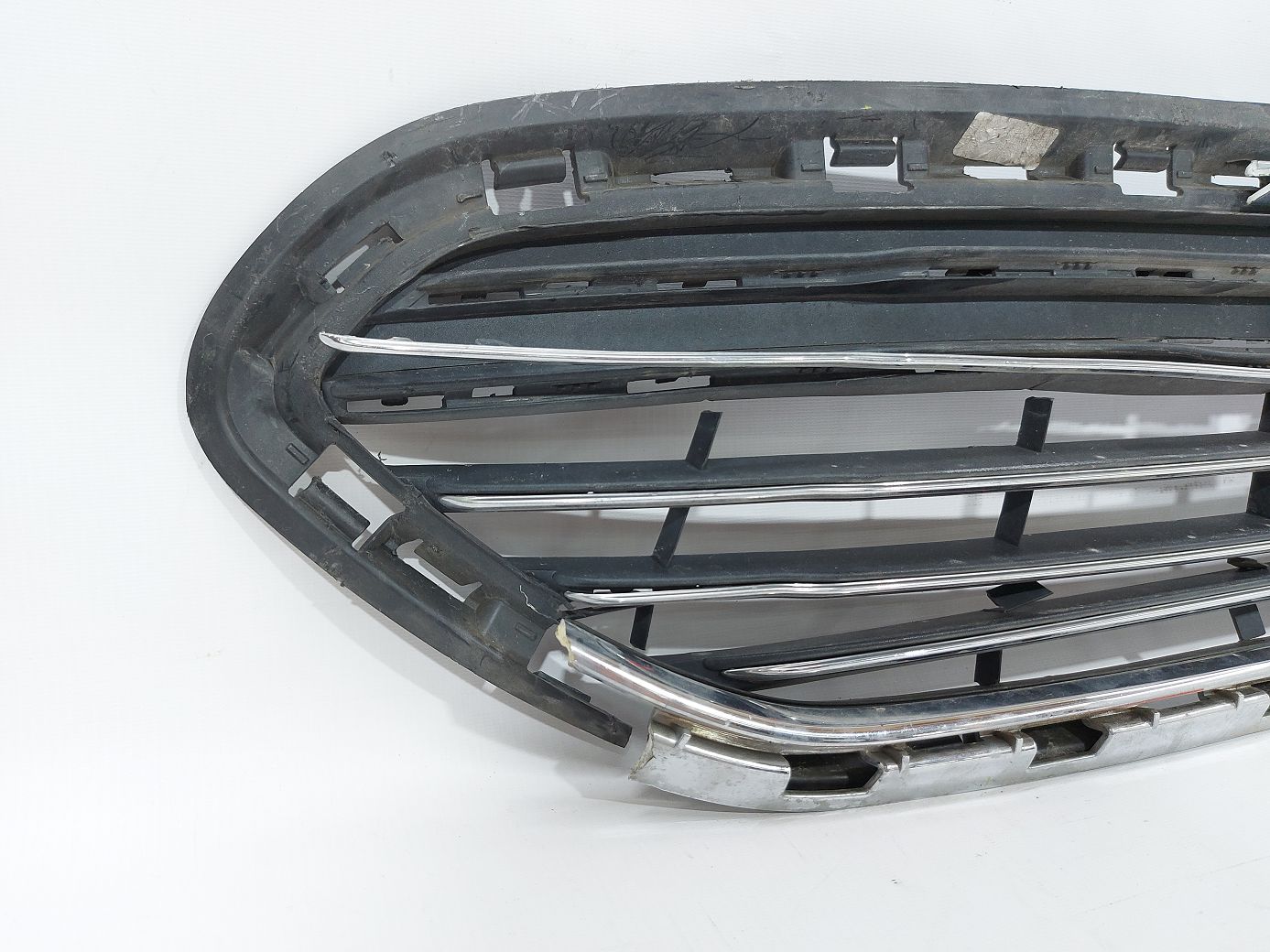 Fiesta sedan Решітка радіатора верхня (пошкоджена) Ford Fiesta sedan 2014-2019 D2BZ17B968AA Ford Fiesta sedan 2