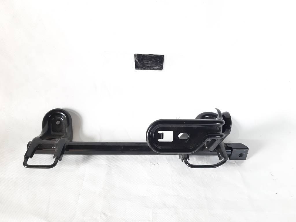 Camry. Крепление спинки заднего ряда сидений левое Toyota Camry 2015-2017 7370606050 Toyota Camry