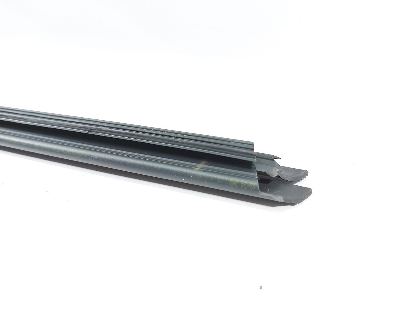 5 series Уплотнительная резинка стекла двери передней левой внутренняя BMW 5 series 2011-2016 51337182277 BMW 5 series 2