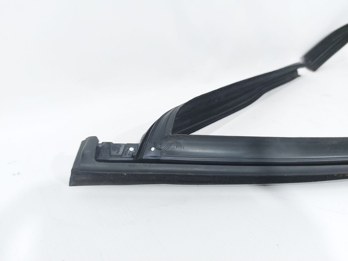 Focus Направляющая резинка стекла двери передней правой Ford Focus 2012-2015 DM5Z5821596A Ford Focus 3