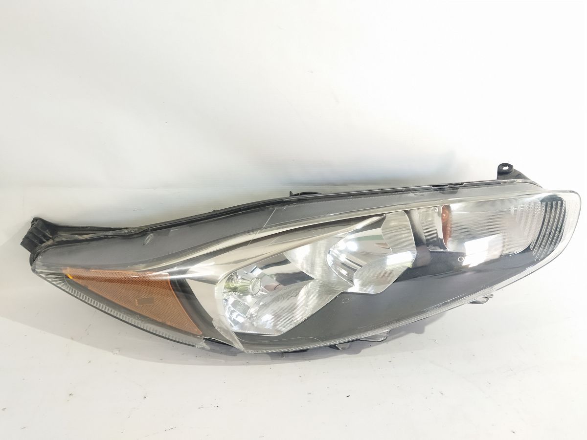 Товари з дефектами. Фара передня права (бита) Ford Fiesta 2014-2019 D2BZ13008J Ford Fiesta Товари з дефектами. Фара передня права (бита) Ford Fiesta 2014-2019 D2BZ13008J Ford Fiesta