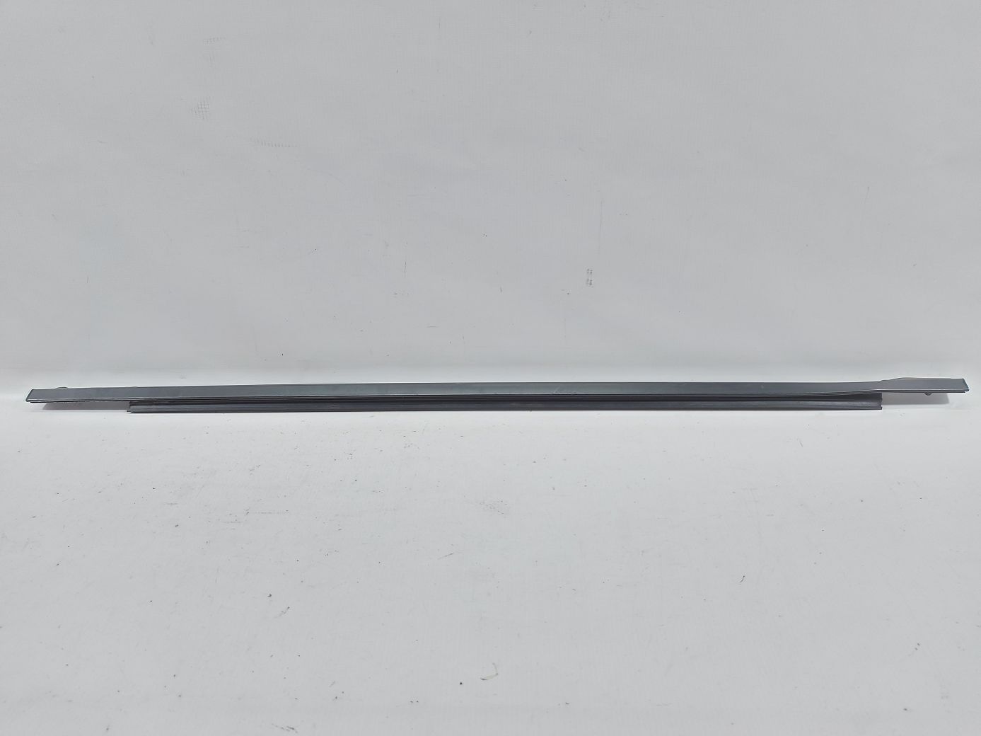 Grand caravan. Ущільнювальна гумка скла двері передньої лівої зовнішня Dodge Grand Caravan 2008-2020 5109807AE Dodge Grand Caravan