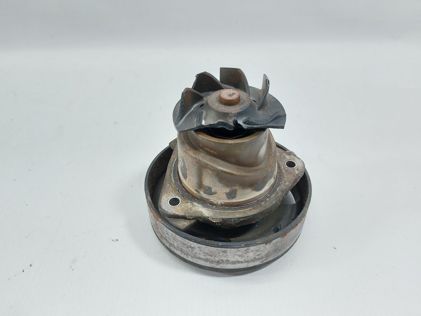 Passat. Насос охолодження (помпа) шлюб Volkswagen Passat 2006-2018 022121011B Volkswagen Passat