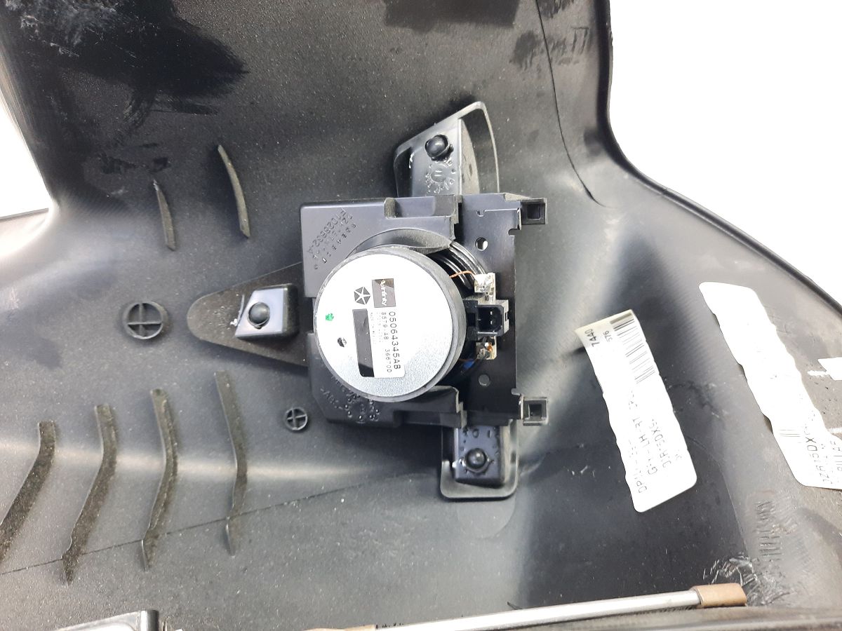 Grand caravan Обшивка багажного відділення ліва верхня задня Dodge Grand Caravan 2017-2020 ZT83DX9AG Dodge Grand Caravan 6