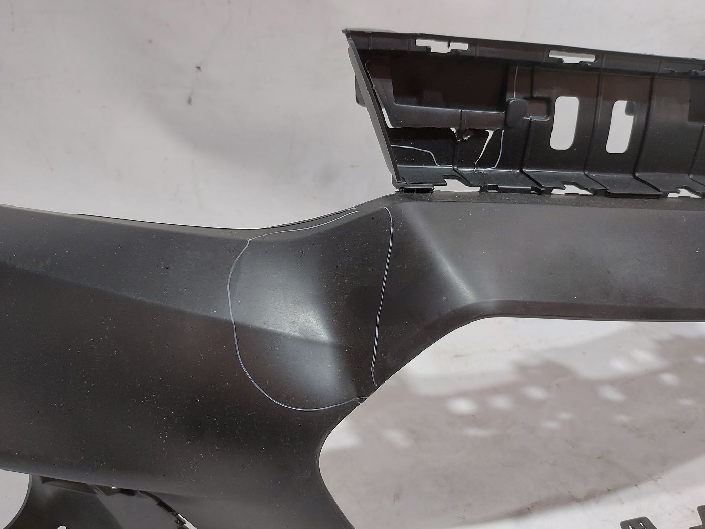 Передні бампери Передній бампер верхній (вм'ятини, тріщина) Chevrolet Trax 2017-2020 42537718 Chevrolet Trax 2