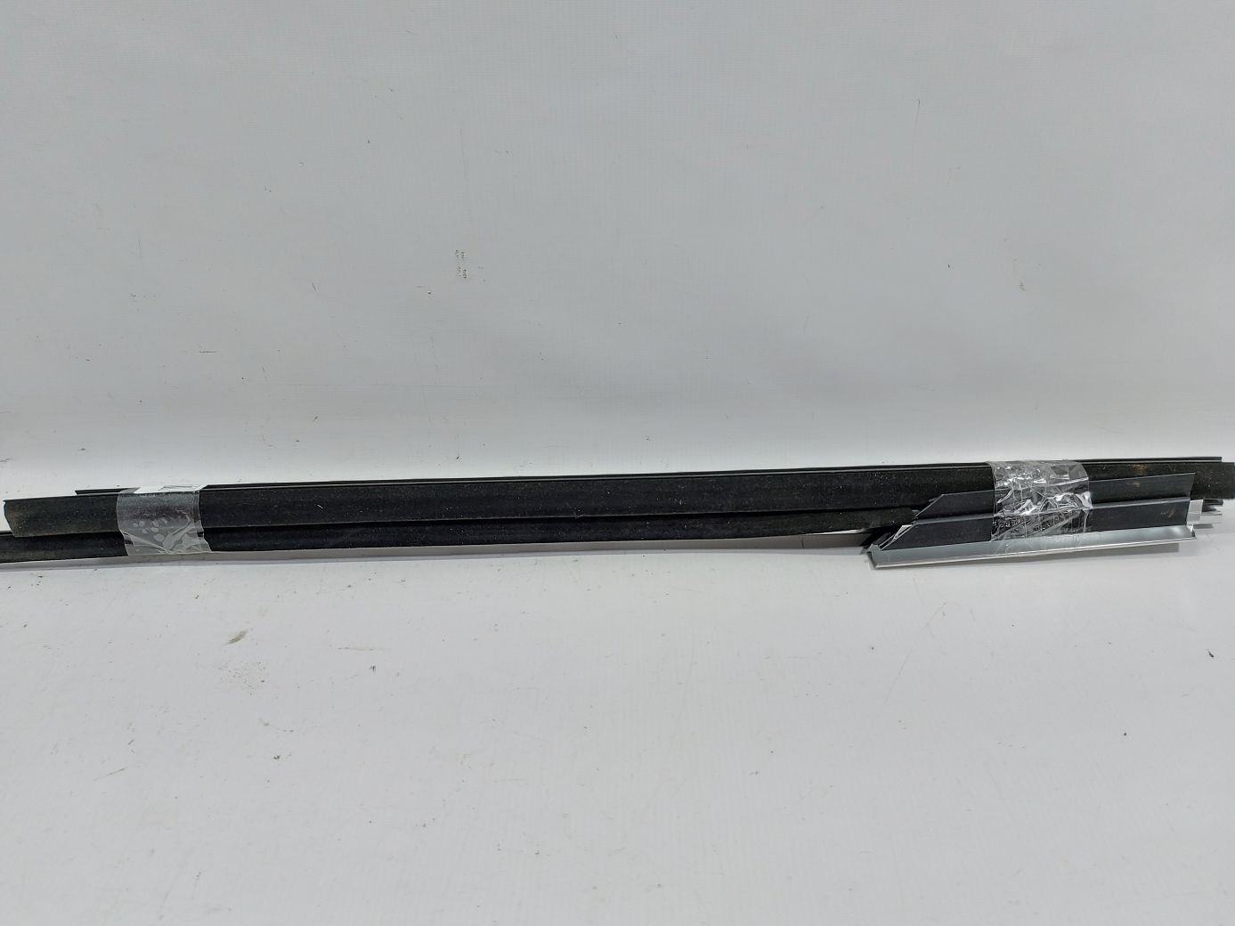 7 series Ущільнювальна гумка скла двері задньої правої внутрішня (хром) BMW 7 2009-2015 51357206452 BMW 7 4