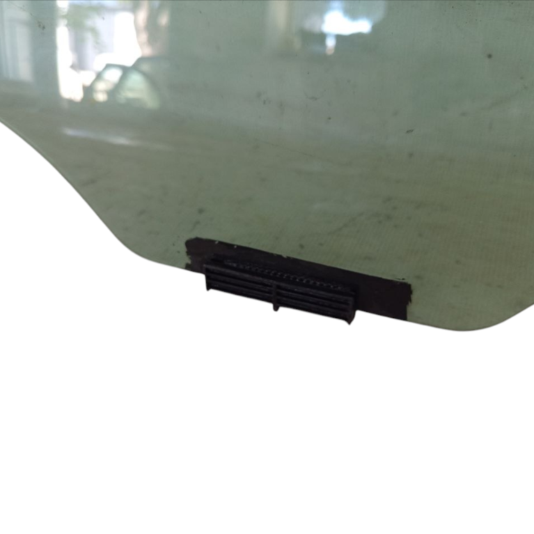 Sonata Скло дверей задньої лівої (дефект, зламано кріплення) Hyundai Sonata 2011-2015 834103S010 Hyundai Sonata 2