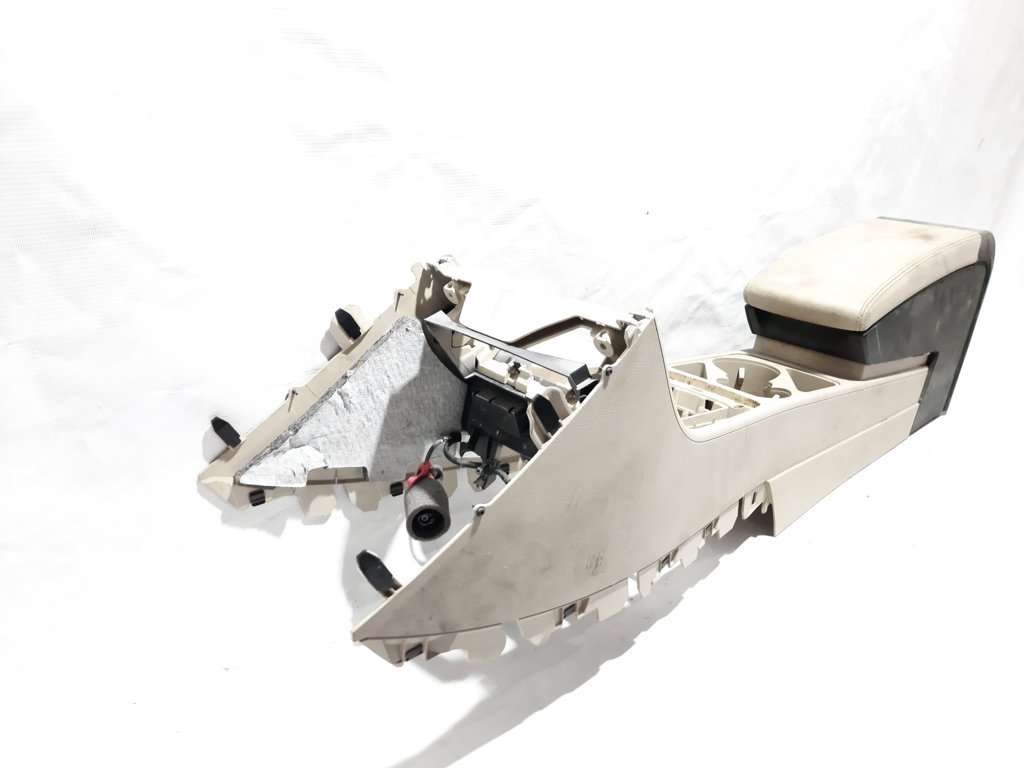 Passat cc Центральная консоль с подлокотником Volkswagen Passat CC 2011-2017 3AB8632431QB Volkswagen Passat CC 2