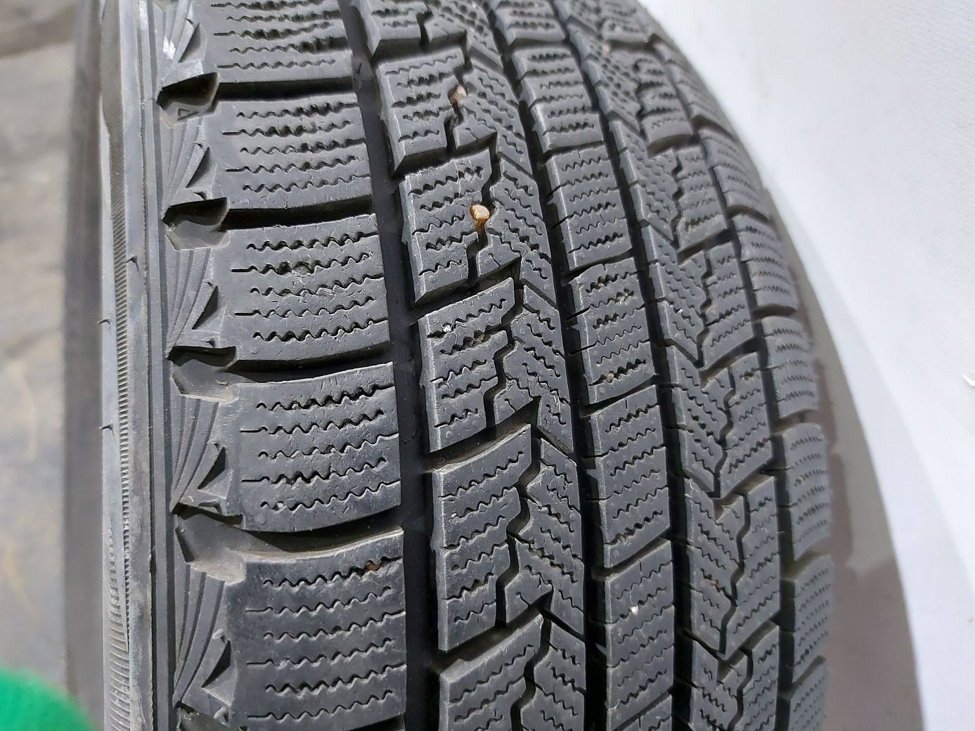 Зимние шины Гума Roadstone Winguard Ice 195/55R16 87Q зима 14