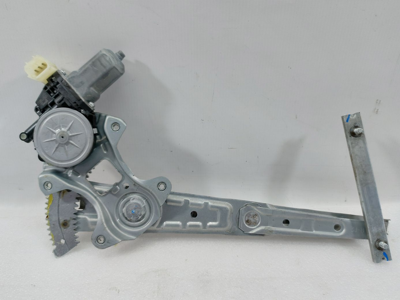 Rogue. Склопідйомник дверей задньої правої Nissan Rogue 2014-2020 827204BA2A Nissan Rogue