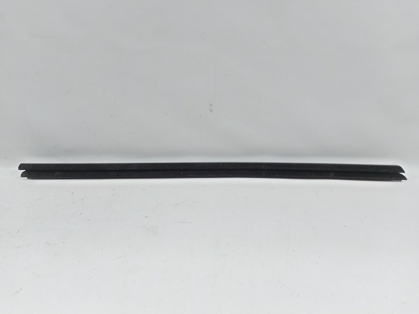 Ats Уплотнительная резинка стекла двери передней левой внутренняя Cadillac ATS 2013-2018 23460171 Cadillac ATS 3