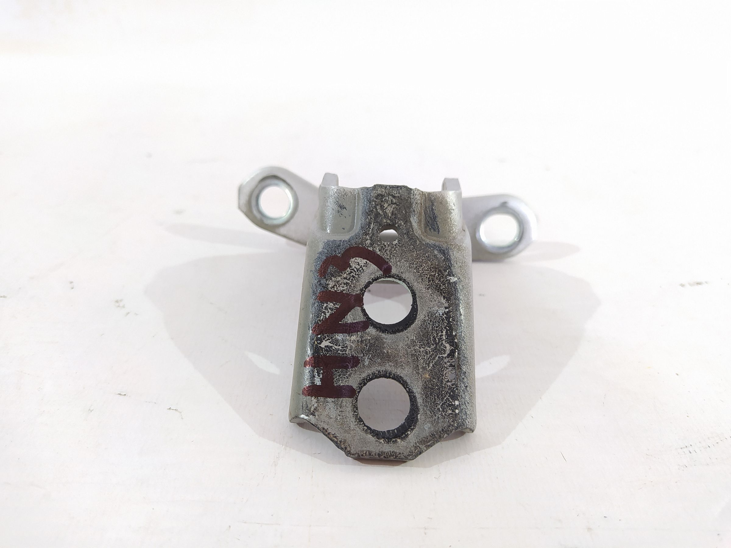 Versa note Петля двери передней левой нижняя Nissan Versa Note 2014-2019 824213VA0A Nissan Versa Note 3