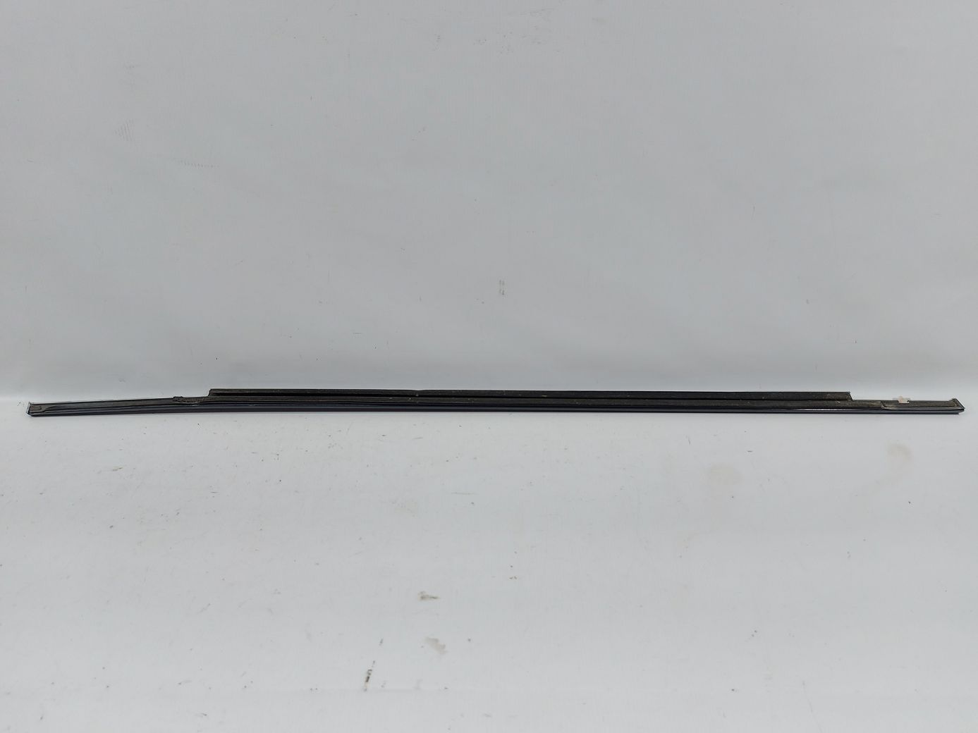 200 Ущільнювальна гумка скла передньої лівої зовнішня (чорний глянець) Chrysler 200 2015-2017 68159997AC Chrysler 200 4