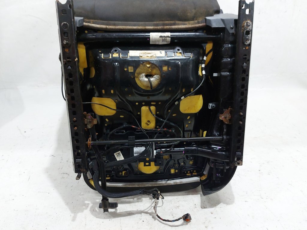 Passat s Сидіння переднє праве Volkswagen Passat S 2011-2018 5C6881106Q Volkswagen Passat S 7
