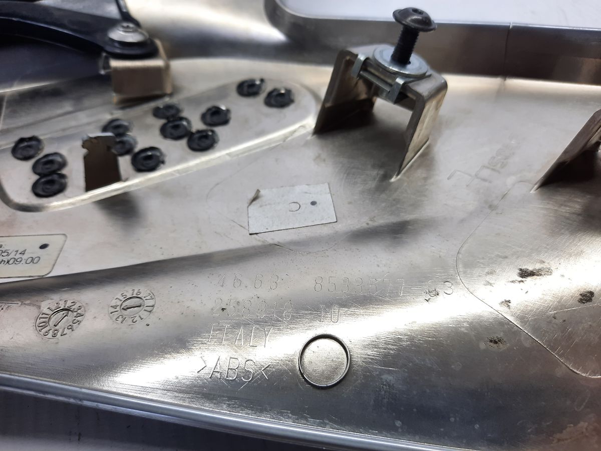 R 1200 Накладка бензобака ліва BMW R 1200 2014 46638528669 BMW R 1200 7