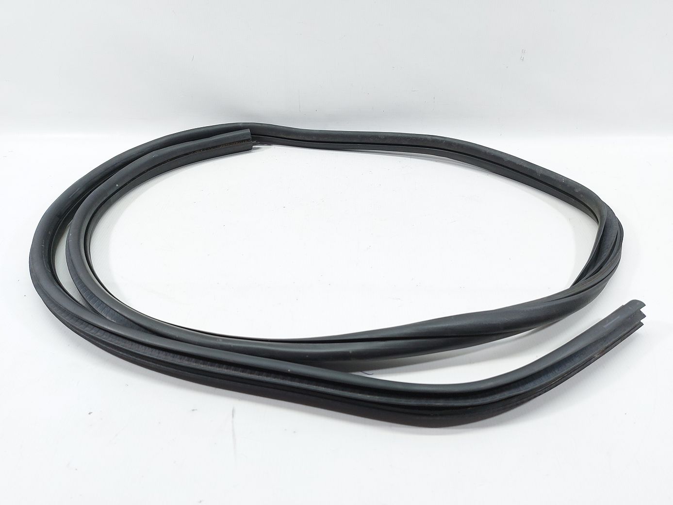 Hhr. Ущільнювальна гумка отвору дверей задньої правої Chevrolet HHR 2006-2011 19121169 Chevrolet HHR