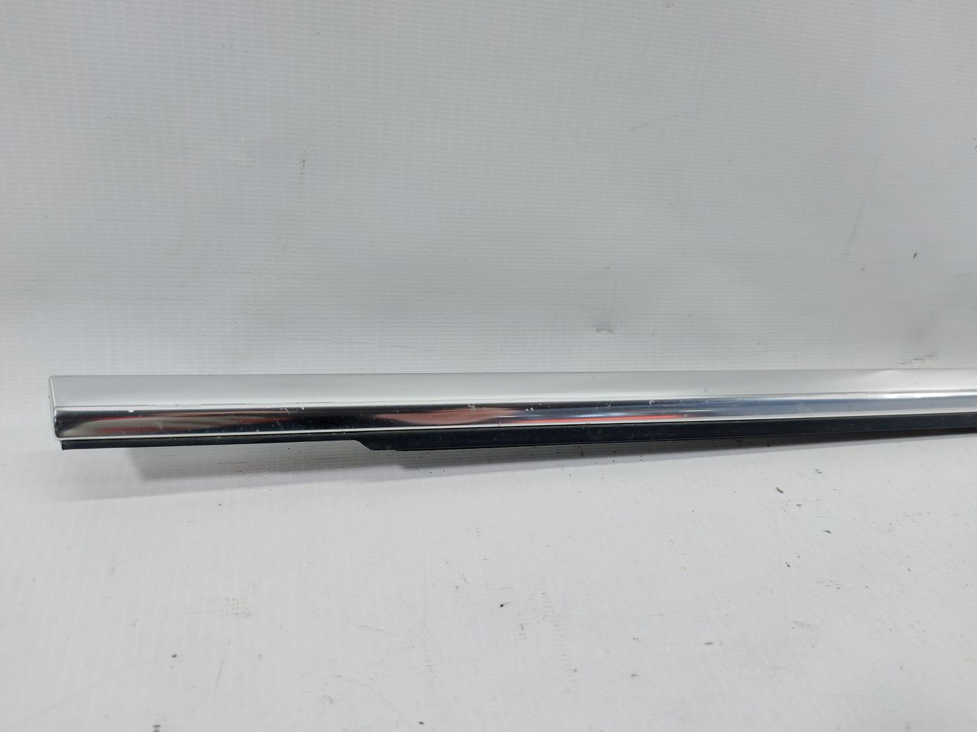 Passat s Ущільнювальна гумка скла двері задньої правої зовнішня (хром) Volkswagen Passat S 2012-2019 561839476B7Z7 Volkswagen Passat S 3