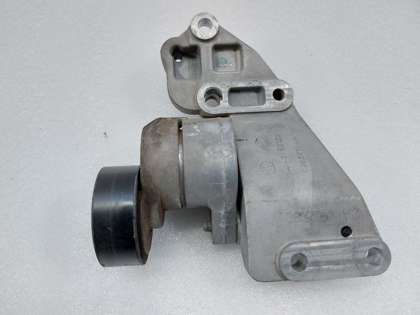 Dart Ролик натяжной ремня генератора Dodge Dart 2015 04627742AB Dodge Dart 3