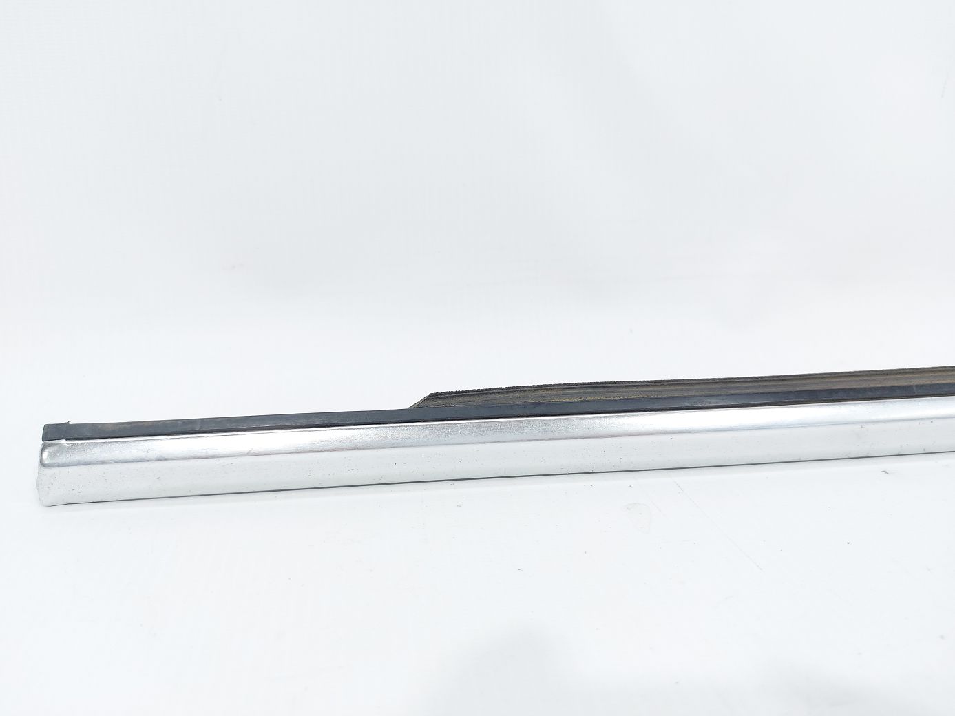 Impala Ущільнювальна гумка скла двері лівої зовнішня Chevrolet Impala 2014-2020 84325911 Chevrolet Impala 3