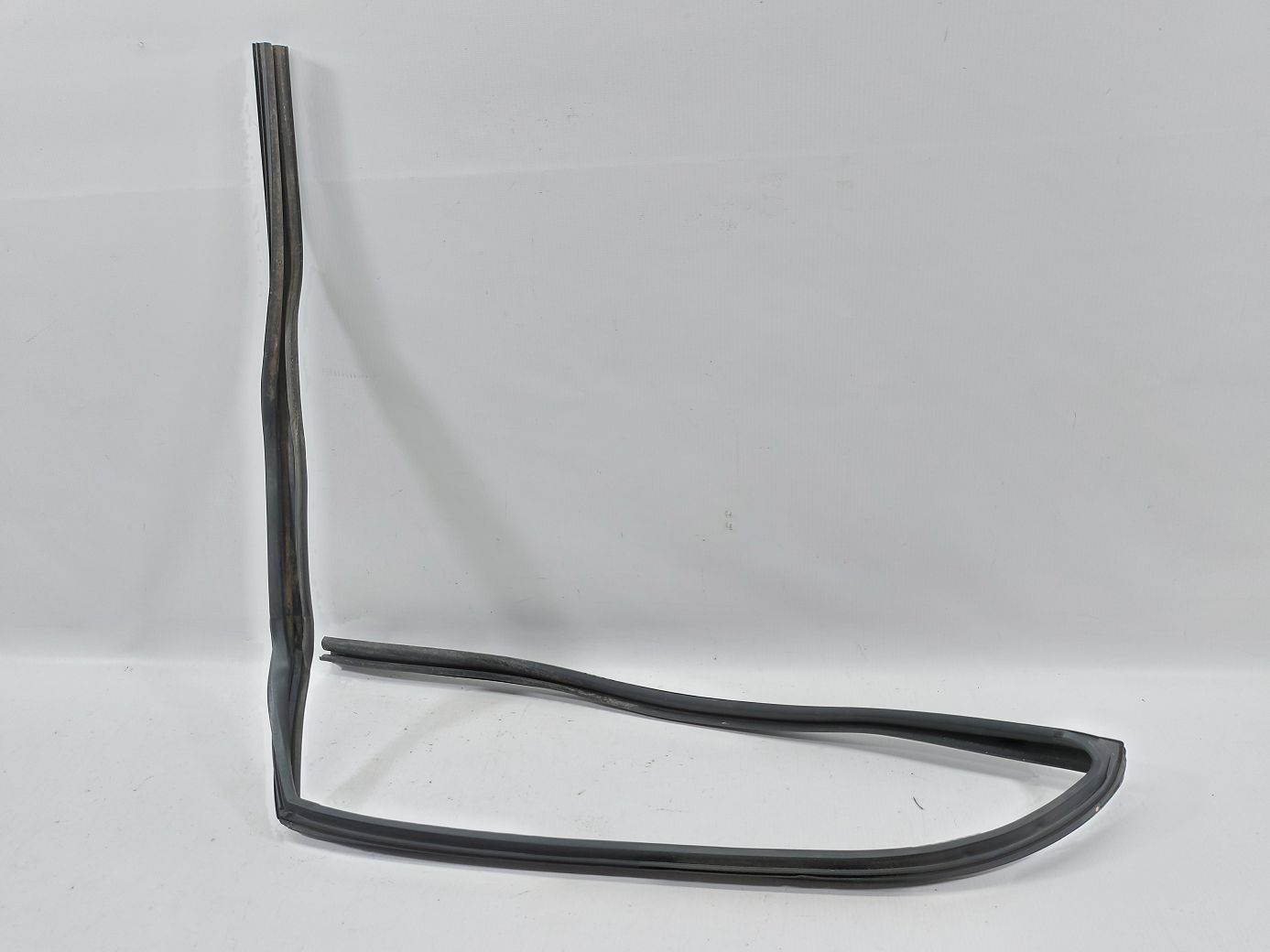 Sentra. Направляющая резинка стекла двери задней правой Nissan Sentra 2013-2019 823303SG0A Nissan Sentra