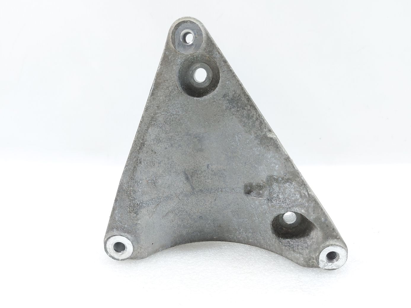 Malibu. Кронштейн компрессора кондиционера Chevrolet Malibu 2016-2021 12691987 Chevrolet Malibu