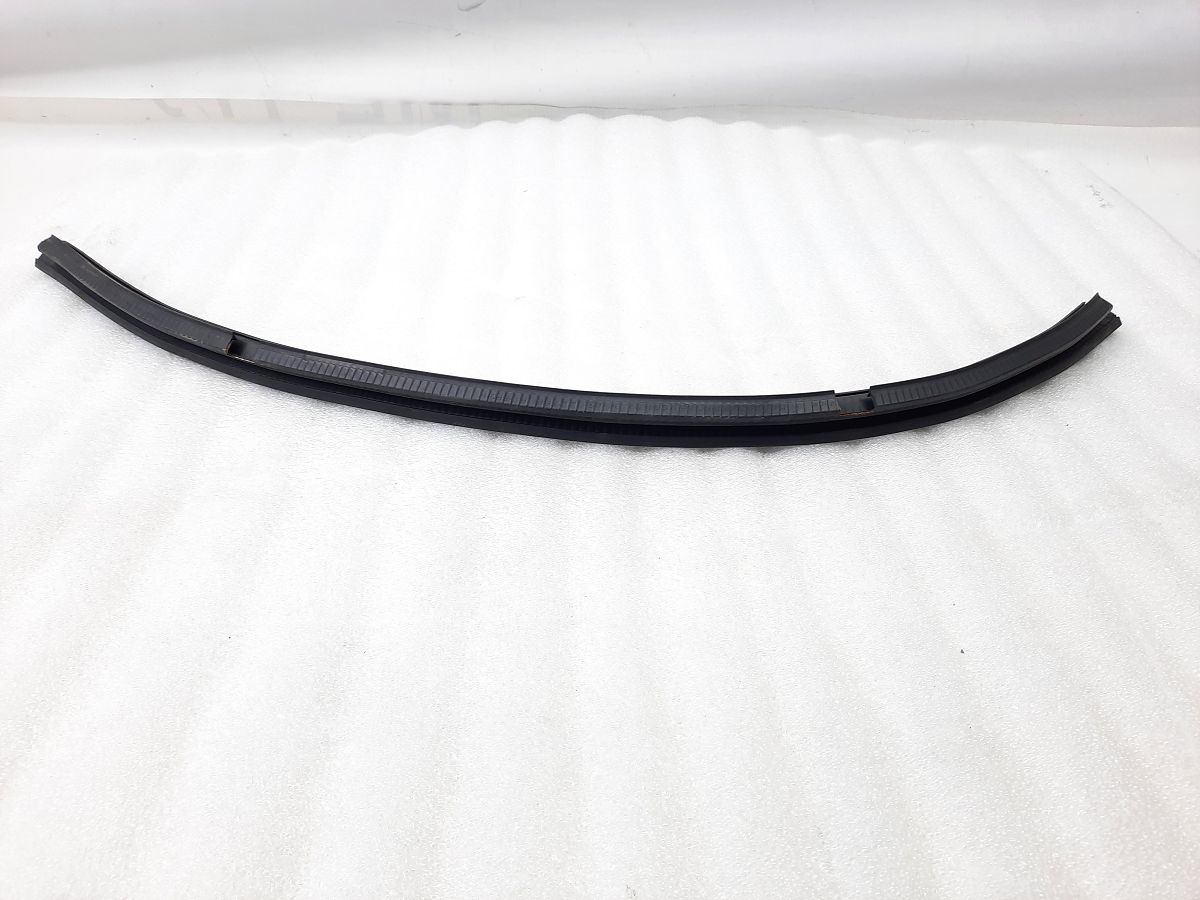 500 Уплотнительная резинка стекла двери передней левой внутренняя Fiat 500 2012-2019 68084878AC Fiat 500 4