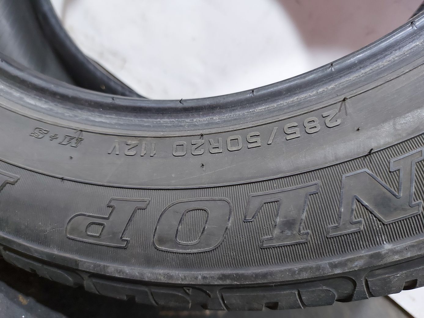 Всесезонные шины Гума Dunlop285/50R20 2
