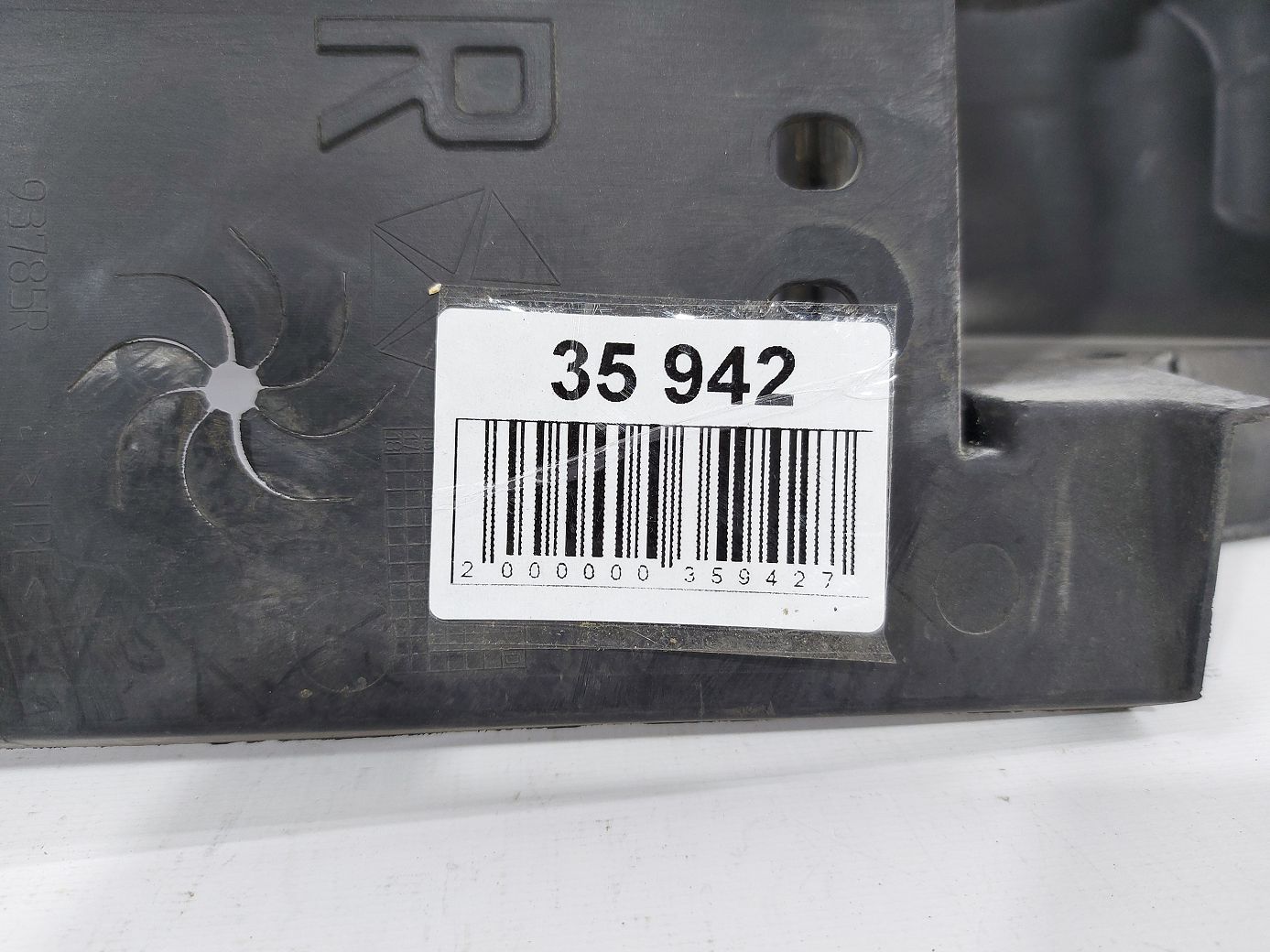 Dart Пыльник радиатора правый Dodge Dart 2014-2016 68381759AA Dodge Dart 8 Dart Пыльник радиатора правый Dodge Dart 2014-2016 68381759AA Dodge Dart 8