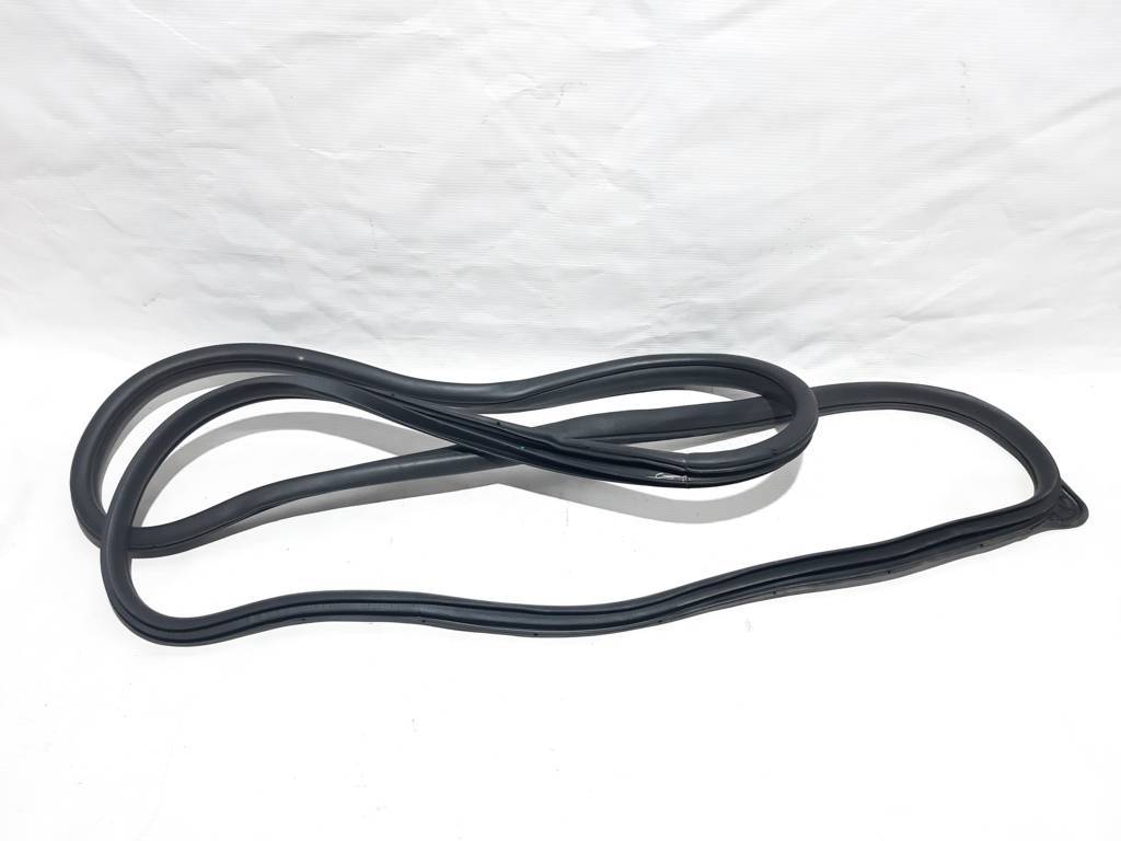 Elantra. Ущільнювальна гумка дверей передньої правої Hyundai Elantra 2017-2020 82140F2000 Hyundai Elantra