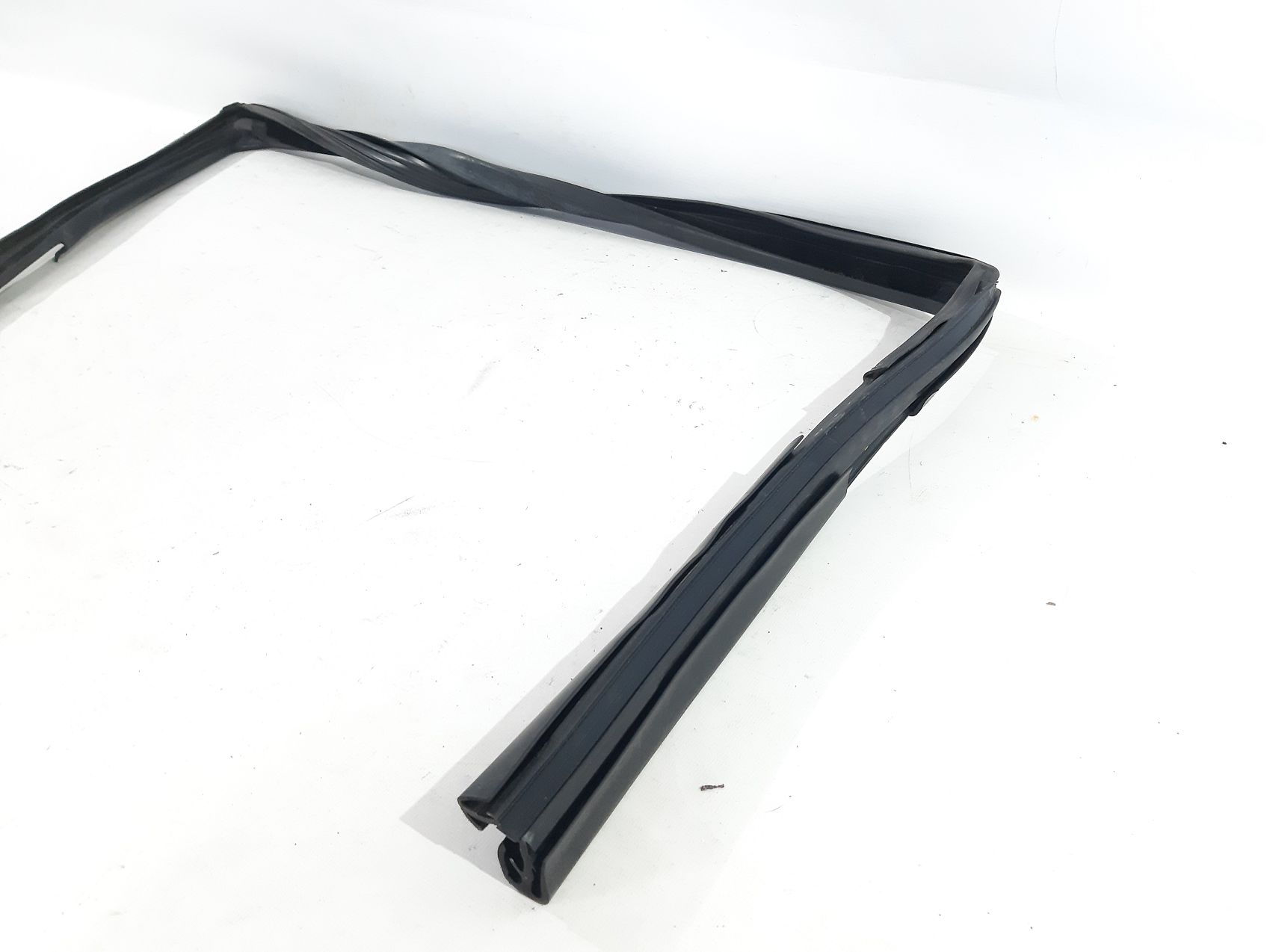 Avenger Уплотнитель стекла арки двери передней правой Dodge Avenger 2008-2014 5074004AF Dodge Avenger 2