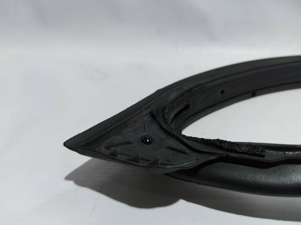 3 Ущільнювальна гумка дверей передньої правої Mazda 3 2014-2018 BHN9-58-760C Mazda 3 2