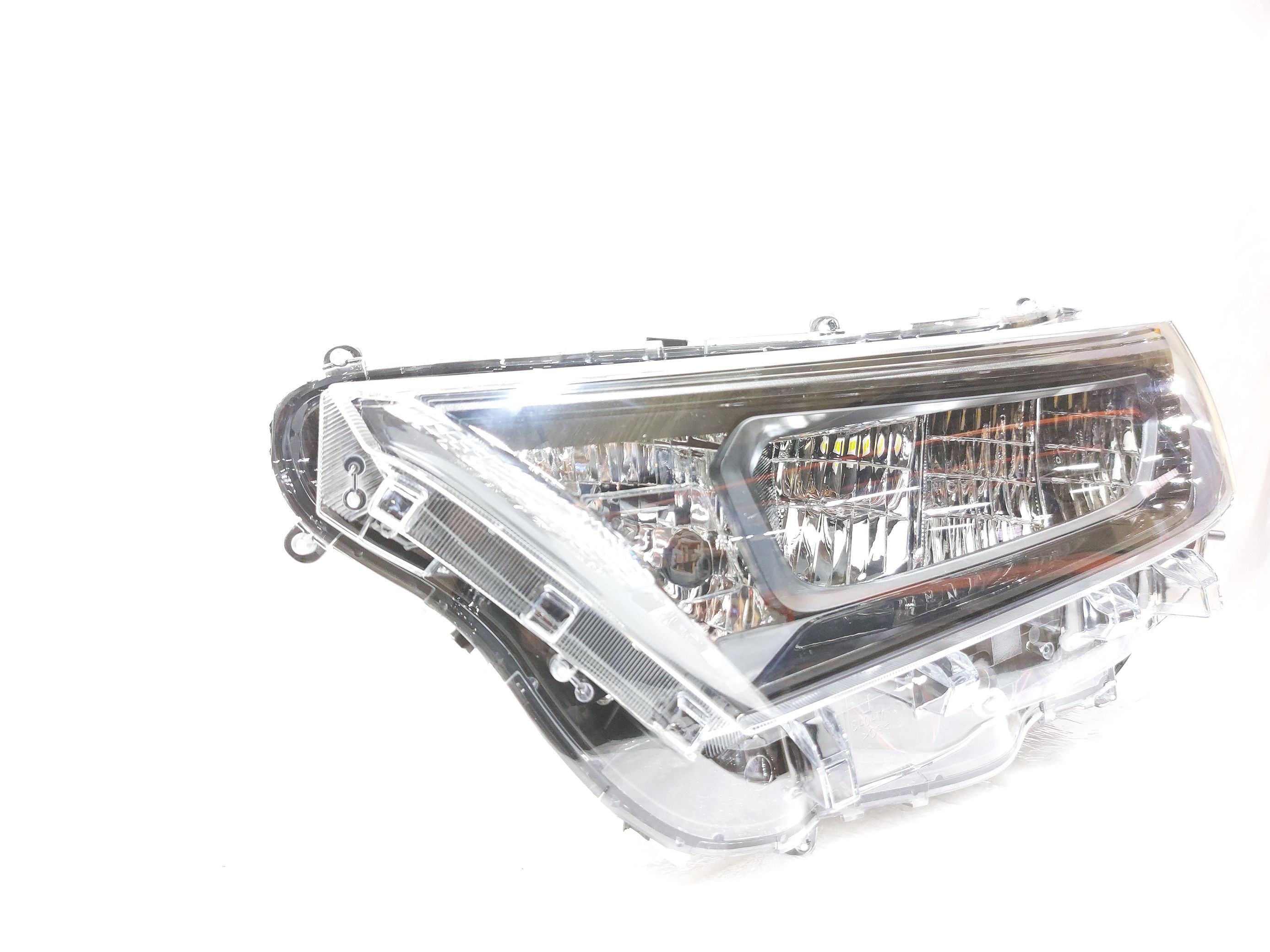 Товары с дефектами Фара передняя левая темная (дефект) Toyota RAV-4 2019 811500R151 Toyota RAV-4 2