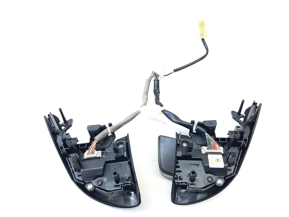 3 Кнопки кермового колеса Mazda 3 2014-2016 BHV6664M0 Mazda 3 4