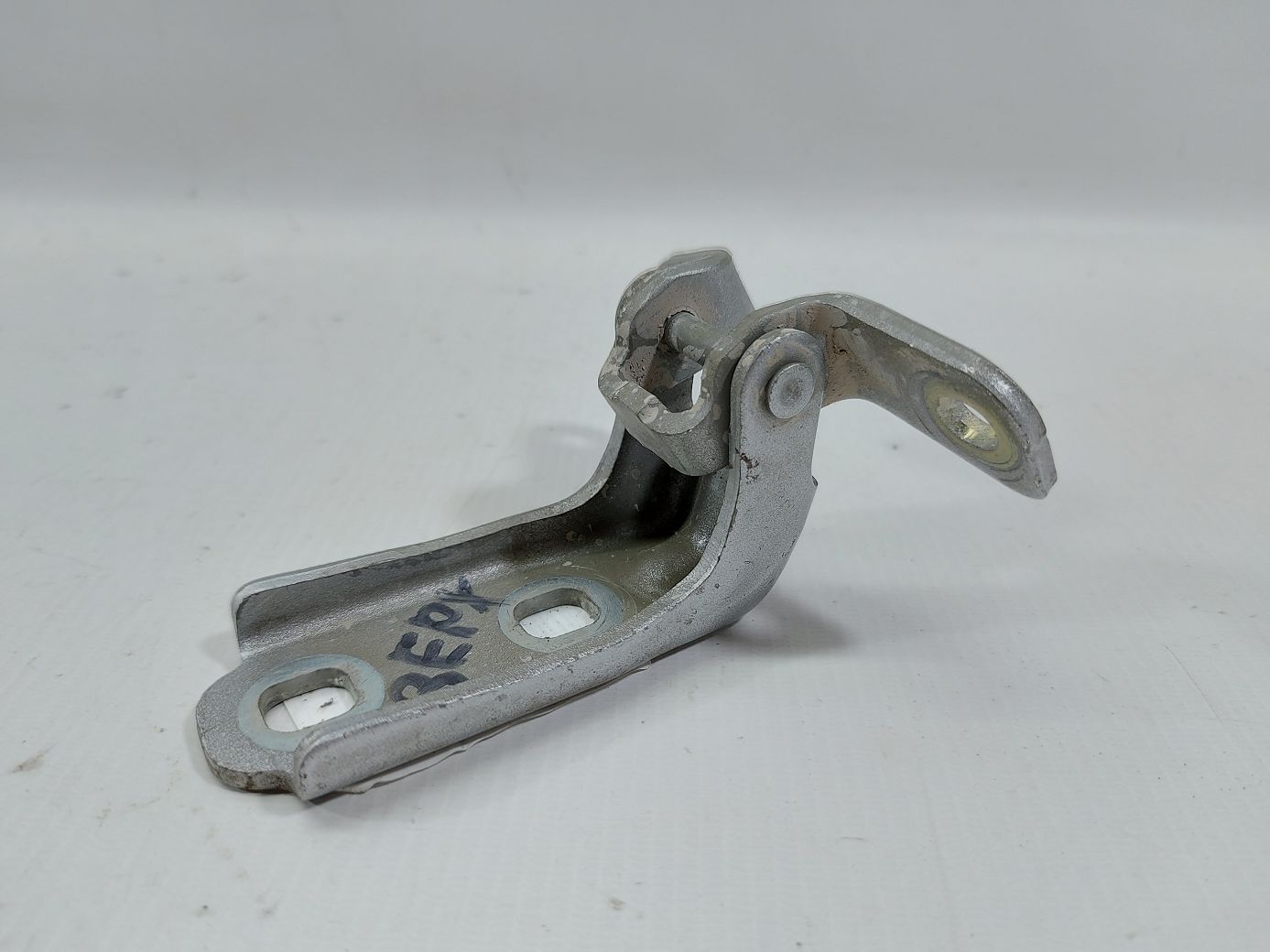 Equinox Петля двери задней левой нижняя Chevrolet Equinox 2010-2017 13501716 Chevrolet Equinox 3