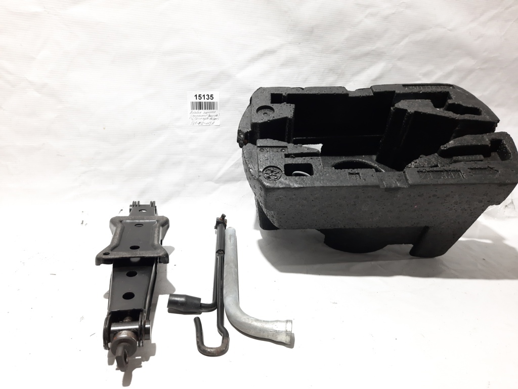 Passat s Вставка колеса запасного (пінопласт) Volkswagen Passat S 2012-2019 561012115A Volkswagen Passat S 9