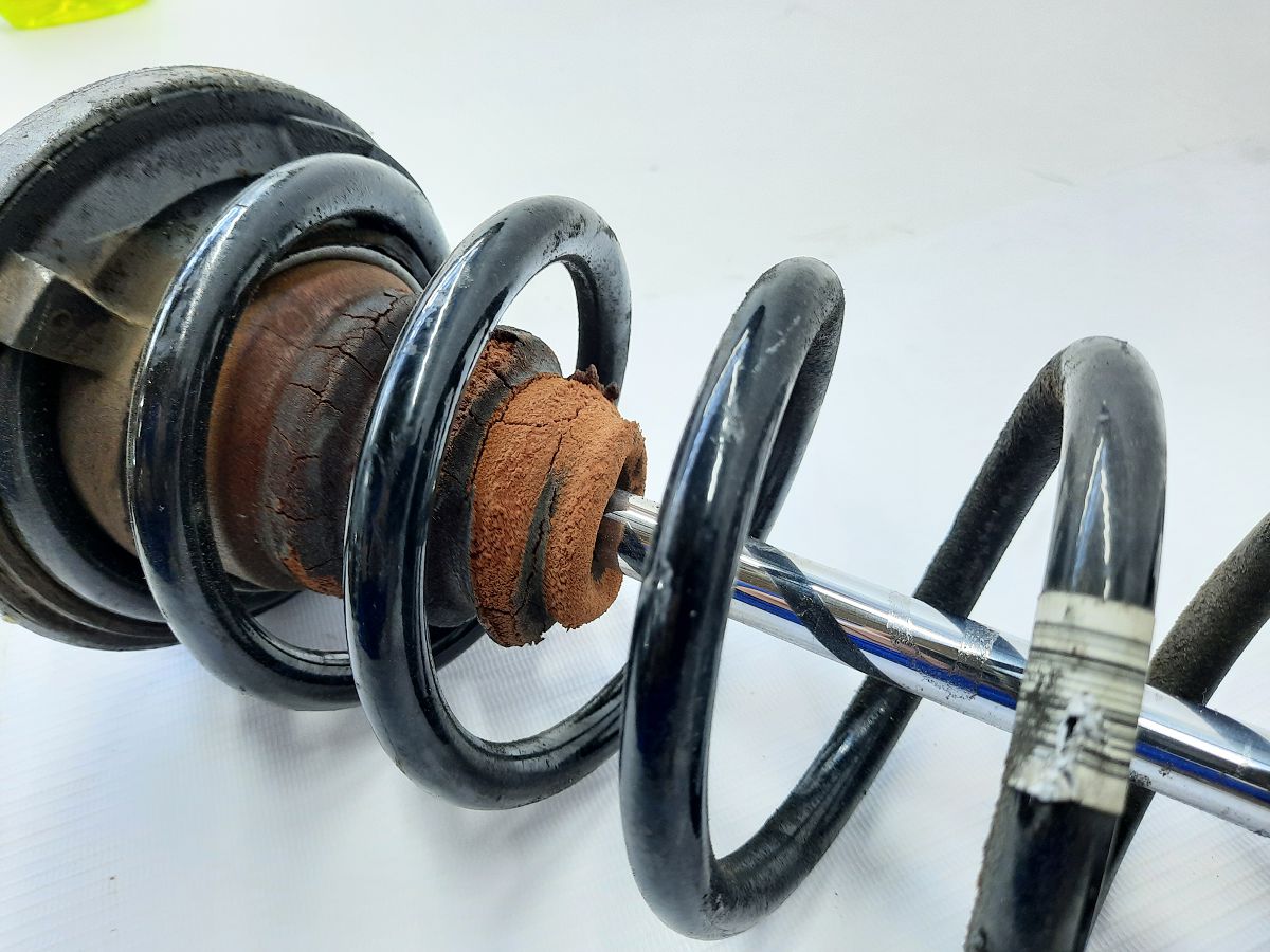 5 series Амортизатор задній правий BMW 5 series 2009-2020 37126796860 BMW 5 series 3 5 series Амортизатор задній правий BMW 5 series 2009-2020 37126796860 BMW 5 series 3