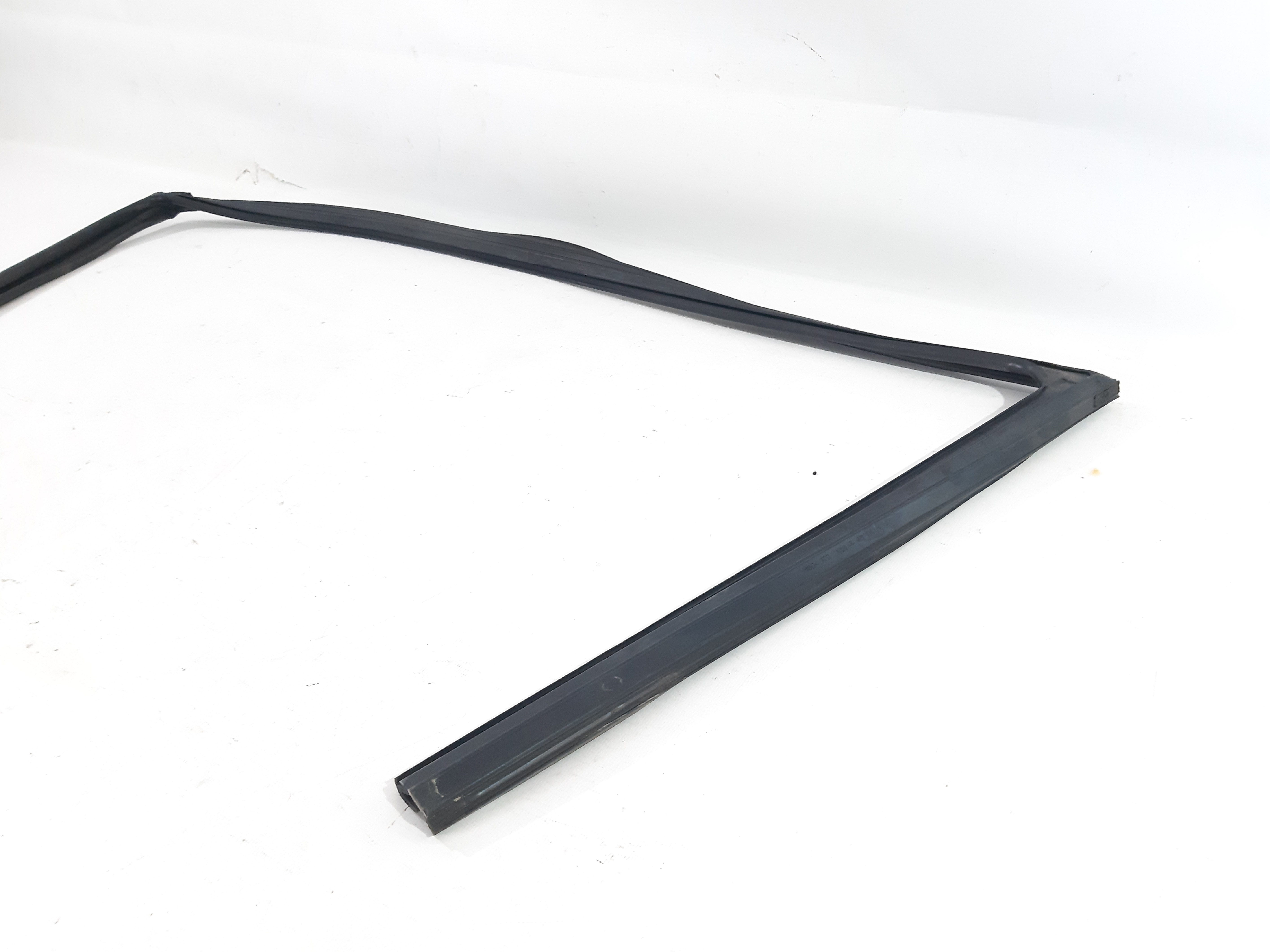 Sonata Ущільнювач скла дверей правого переднього Hyundai Sonata 2011-2015 825403Q000 Hyundai Sonata 3