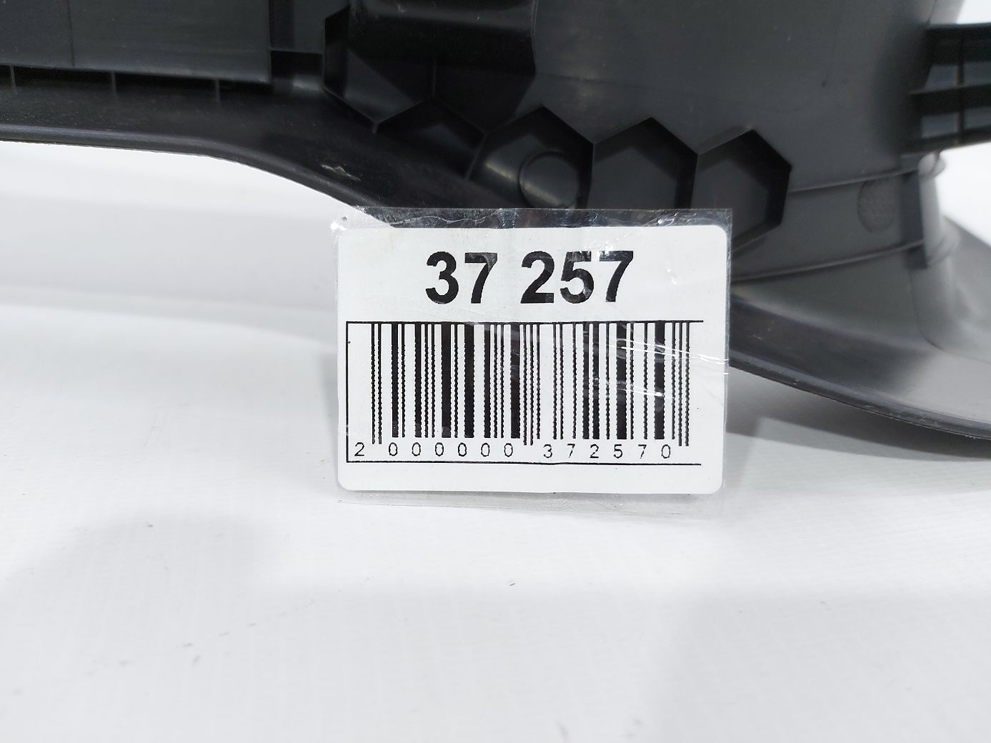 Malibu Обшивка порога переднего угловая правая Chevrolet Malibu 2016-2021 84429628 Chevrolet Malibu 3