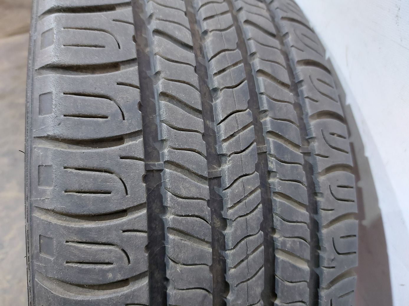  Резина GoodYear 215/55R17 4