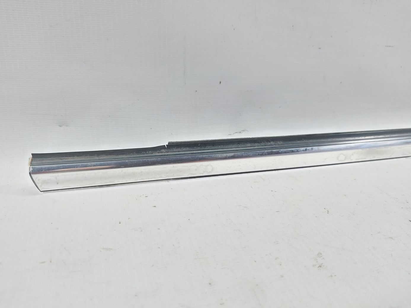 Altima Ущільнювальна гумка скла двері передньої правої зовнішня (хром) Nissan Altima 2013-2018 808203TA0A Nissan Altima 3