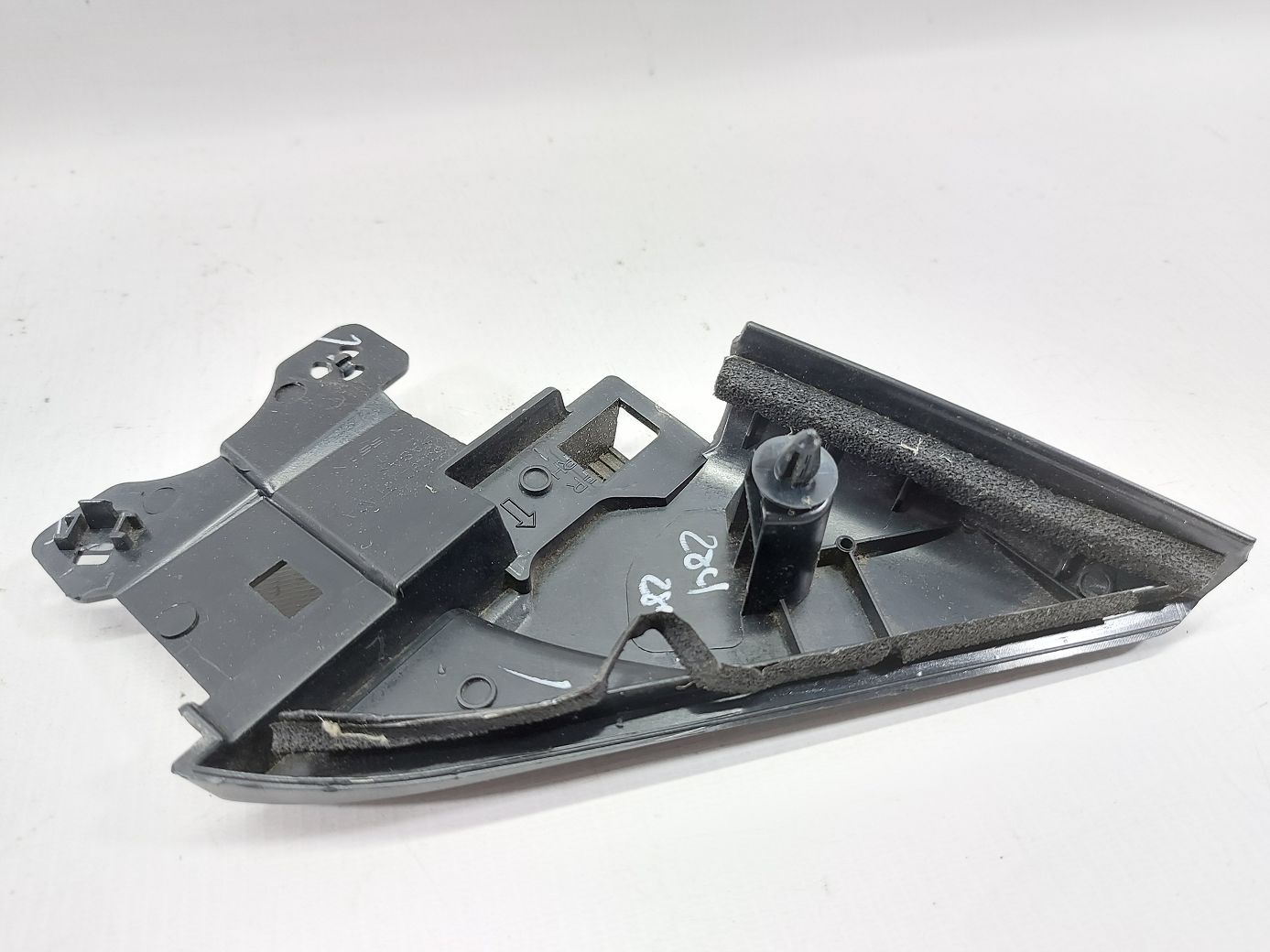 Altima Кутник дверей передньої правої внутрішній Nissan Altima 2014-2018 802923TA0A Nissan Altima 3