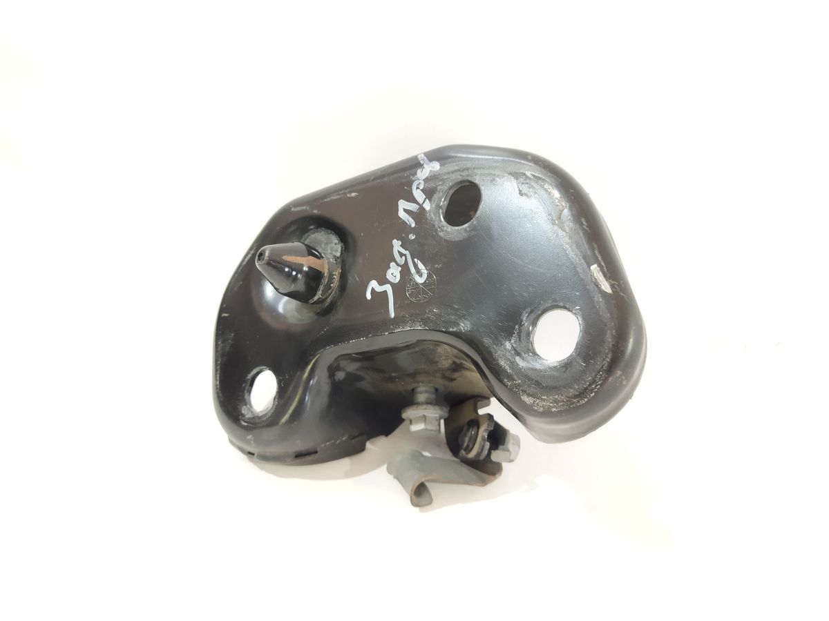 Fiesta Кронштейн задньої балки правий Ford Fiesta 2011-2019 BE8Z5596A Ford Fiesta 2