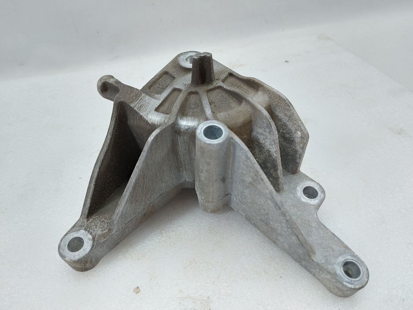 Malibu. Кронштейн КПП Chevrolet Malibu 2013-2015 13341629 Chevrolet Malibu